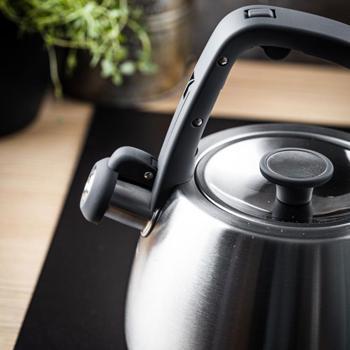 Preview: Klassischer Edelstahl-Wasserkessel mit schwarzen Griffen, 2,5 l, für alle Herdarten inklusive Induktion, hochwertig & elegant