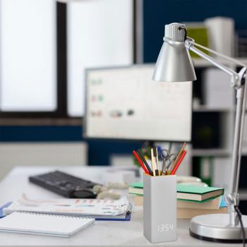 Preview: Multifunktionaler Digitalwecker, grau-gelb: Mit Stiftehalter & Temperaturanzeige, für Büro, Schlafzimmer & Schreibtisch