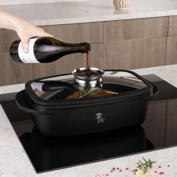 Preview: Hochwertiger Bräter mit Aromaknopf & Glasdeckel, oval 6 Liter schwarz - Für perfektes Schmoren & Braten - Robust & langlebig kochen