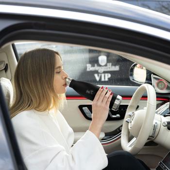 Preview: Hochwertige 0,5L Edelstahl Thermosflasche in matt-schwarz: Für heiße & kalte Getränke, auslaufsicher, doppelwandig & ein stilvoller Begleiter für unterwegs