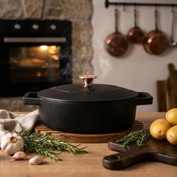 High-quality cast iron roaster with lid, 2.57 liters, black-roségold - For perfect braising & roasting - Robust & durable cooking