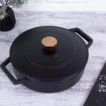 Preview: Hochwertiger Gusseisenbräter mit Deckel, 2,57 Liter, schwarz-roségold - Für perfektes Schmoren & Braten - Robust & langlebig kochen