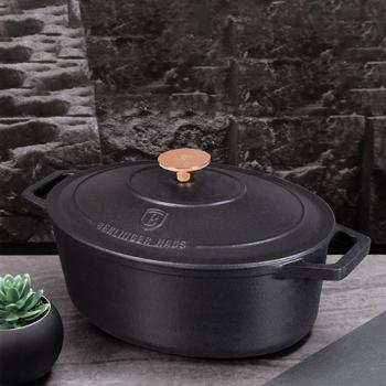 Preview: Hochwertiger Gusseisenbräter mit Deckel, oval, 5,5 Liter, schwarz-roségold - Für perfektes Schmoren & Braten - Robust & langlebig kochen