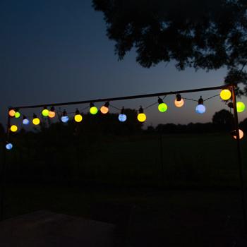 Preview: Stimmungsvolle 4-farbige LED-Lichterkette mit 20 Glühbirnen, ca. 4 m, IP44: Farbenfrohe Lichtergirlande - Ideal für Garten, Balkon & Party