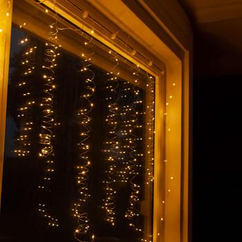 Preview: Elegante tenda luminosa a LED con telecomando, bianco caldo, 200 LED, 3x3m: illuminazione accogliente e decorazione romantica per camera da letto e soggiorno Preview: Elegante tenda luminosa a LED con telecomando, bianco caldo, 200 LED, 3x3m: illuminazione accogliente e decorazione romantica per camera da letto e soggiorno