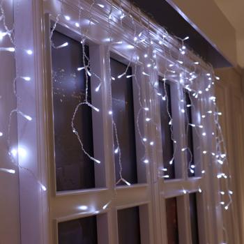 Preview: Brillante Eisregen Lichterkette 6,5m kaltweiss mit 180 Lichtern - Wetterfest IP44 - Perfekt für Weihnachtsdeko, Balkon, Terasse, u.v.m.