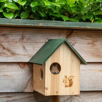 Casetta per scoiattoli in legno con 3 fori di fuga – nido sferico per scoiattoli – rifugio adatto alla specie e aiuto per lo svernamento in giardino
