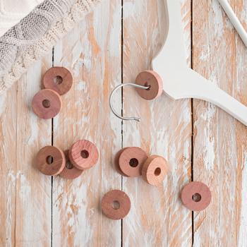 Preview: Set in legno di cedro composto da 20 blocchi e 30 anelli in legno di cedro: Protezione naturale contro le tarme per guardaroba, cucina e dispensa