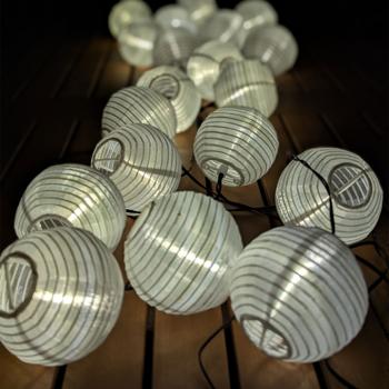 Preview: set di 2 luci fiabesche a LED, solari, bianco caldo, con 20 lanterne bianche, L 3,8 m Preview: set di 2 luci fiabesche a LED, solari, bianco caldo, con 20 lanterne bianche, L 3,8 m