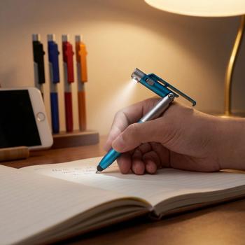 Penna a sfera 4-in-1 con lampada LED, pennino touch per tablet e funzione supporto per cellulare, set da 5 – set di penne multifunzione per ufficio, uso quotidiano e viaggio