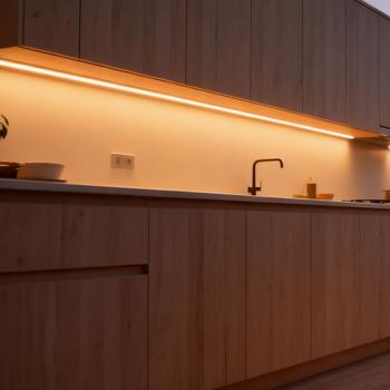 Preview: Set di 2 strisce LED da 3 m bianco caldo con sensore di movimento e funzionamento a batteria – nastro luminoso autoadesivo, striscia luce notturna, 90 LED, 5 W