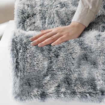 Preview: Coperta super morbida in lussuoso effetto pelliccia, 180 x 220 cm, grigio – ideale per momenti di relax sul divano o come copriletto