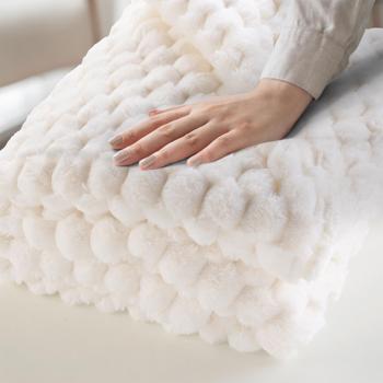 Preview: Lot de 2 couverture de canapé douillette 180 x 220 cm & coussin de canapé luxueux 45 x 45 cm en blanc - Pour des moments cosy sur le canapé