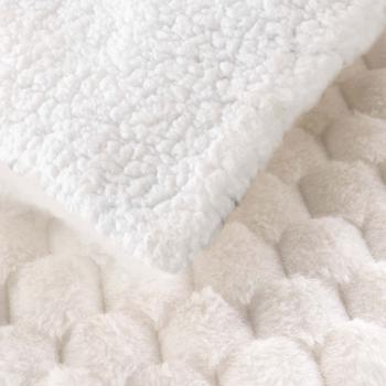 Preview: Elegant cozy sofa blanket, 125 x 150 cm, white - Ideal as a warming companion for cozy hours on the sofa or as a bedspread