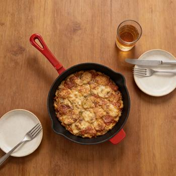 Preview: Gusseisen Pfanne Rot Ø 26,3 cm mit Ausgiesser, hochwertige Bratpfanne aus Guss für Induktion, Grillpfanne emailliert für Fleisch und Gemüse, 26 cm