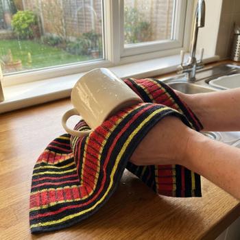 Preview: Traditional checkered towel 100% cotton: Highly absorbent dish towel & multipurpose cloth, red-black - Robust drying towel for household & hospitality