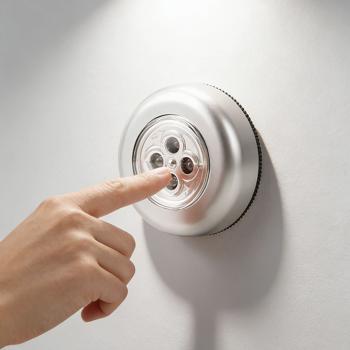 Preview: Set da 3 luminose lampade LED sottopensile con touch-control, luci da armadio a batteria, autoadesive – push‑lights senza cavo per armadi