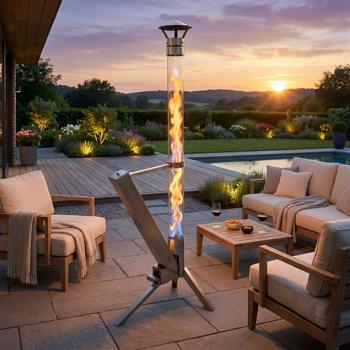 Preview: Pelletfackel für den Garten – Eleganter Terrassenheizer mit Glas-Feuerrohr & Edelstahlgestell, Raucharmes Tischfeuer für Holzpellets