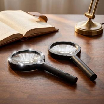 2er-Set LED Leselupe: 2x Vergrösserung, 9cm Glaslinse, Profi Handlupe beleuchtet, ideal für Senioren, Hobby & Basteln - Seh- & Lesehilfe