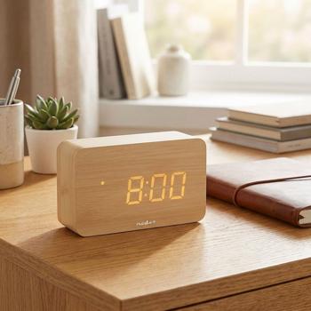 Elegant digital alarm clock in wood look: compact table alarm clock with LED display, thermometer, USB & battery – ideal for bedside table, office & travel