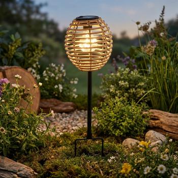 Preview: 6er-Set Elegante Solar-Steckleuchte für Garten & Terrasse: Robuste LED Solarlampe mit Metallstab, Rattan-Optik für stimmungsvolle Wege