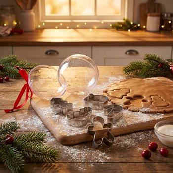 Preview: Elegant 6-piece stainless-steel cookie cutter set: 5 beautiful Christmas biscuit cutters in a gift bauble for baking & decorating