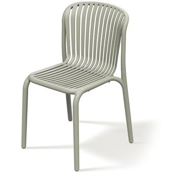 Preview: Ergonomisches Balkonset: 2 Gartenstühle stapelbar & ein moderner Beistelltisch, Beige – aus robustem Kunststoff, wetterfest, stilvoll & stabil 