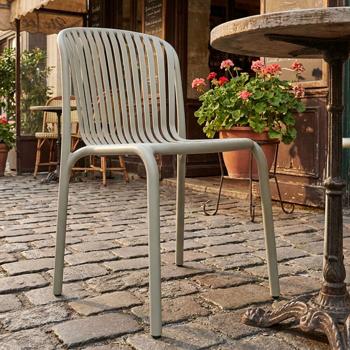 Preview: Stapelbarer Gartenstuhl in Beige, moderner Kunststoffstuhl in Bauhaus-Optik - ergonomischer Terrassenstuhl, wetterfest und nachhaltig