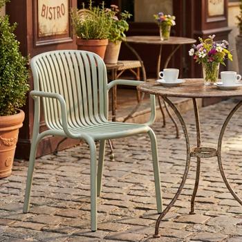 Preview: Bequemer Gartenstuhl aus Kunststoff, Beige – ergonomischer Gartenstuhl mit Armlehnen - modern, leicht & stapelbar, für Aussen geeignet