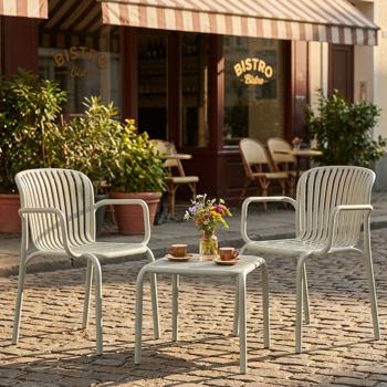 Preview: Gartenmöbel-Set, Beige: 2 bequeme Stühle & ein stabiler Beistelltisch - modernes Balkon-Set, wetterfest, leicht & ergonomisch für draussen