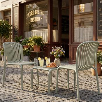 Preview: Ergonomisches Balkonset: 2 Gartenstühle stapelbar & ein moderner Beistelltisch, Beige – aus robustem Kunststoff, wetterfest, stilvoll & stabil 