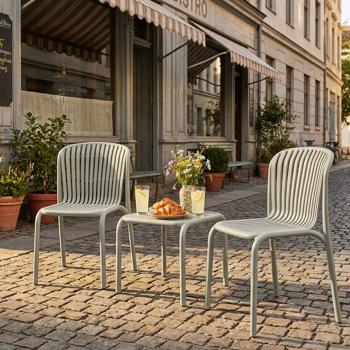 Preview: Ergonomisches Balkonset: 2 Gartenstühle stapelbar & ein moderner Beistelltisch, Beige – aus robustem Kunststoff, wetterfest, stilvoll & stabil 