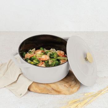 Preview: Casseruola in ghisa Ø24 cm 4,35 L, color crema: elegante casseruola, adatta all’induzione e al forno – brasiera per stufare, cuocere al forno e servire