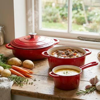 Preview: Set di pentole in ghisa premium 3 pezzi rosso – set di casseruole smaltate con coperchio (17 cm, 22 cm & 28 cm) – ideale per induzione, forno e tutti i tipi di piano cottura