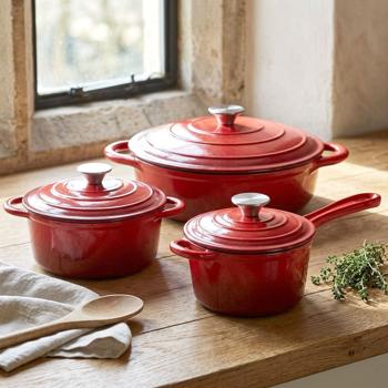 Preview: Set di pentole in ghisa premium 3 pezzi rosso – set di casseruole smaltate con coperchio (17 cm, 22 cm & 28 cm) – ideale per induzione, forno e tutti i tipi di piano cottura