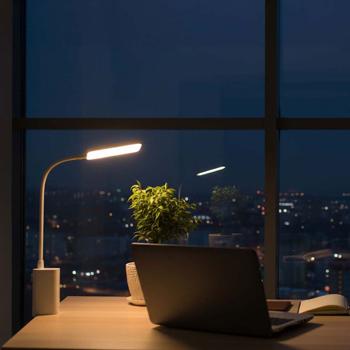 Preview: Elegante LED Schreibtischlampe dimmbar mit Klemme – Moderne Tischleuchte für Büro, Studium & Lesen, USB Akku Klemmlampe, Weiss