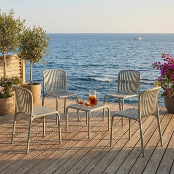 Set: 4 Stapelbare Gartenstühle und ein moderner Beistelltisch in Beige, Bauhaus-Optik - ergonomische Terrassenstühle & stabiler Gartentisch