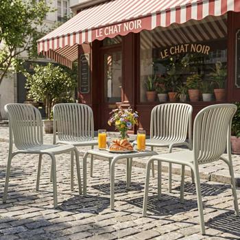 Preview: Set: 4 Stapelbare Gartenstühle und ein moderner Beistelltisch in Beige, Bauhaus-Optik - ergonomische Terrassenstühle & stabiler Gartentisch