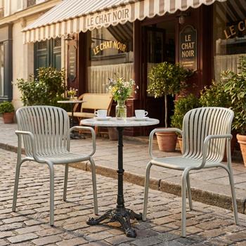 Preview: 2er-Set Bequemer Gartenstuhl aus Kunststoff, Beige – ergonomische Gartenstühle mit Armlehnen - modern, leicht & stapelbar, für Aussen geeignet