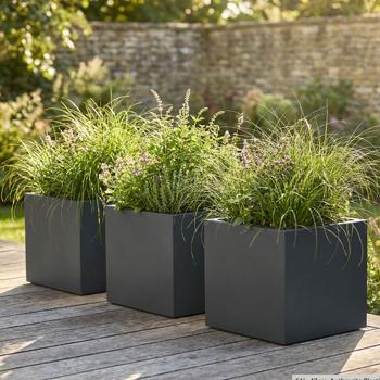 Lot de 3 pots de fleurs carrés 47 cm anthracite, bac à plantes 51 L en plastique pour intérieur & extérieur, résistant au gel & aux UV, léger