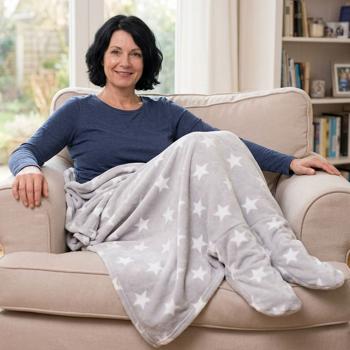 Preview: Blanket with foot warmers, grey with stars – coral fleece couch blanket for women & men, washable at 30 °C, super soft and fluffy
