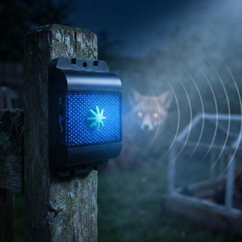 Preview: Effective ultrasonic wild animal repeller: marten deterrent & rodent repeller with flashing LED light for garden, balcony, field, vehicle & home