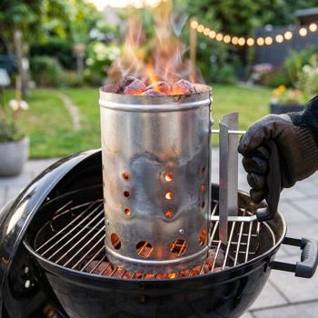 Grill chimney starter – fast ignition of charcoal & briquettes for perfect embers thanks to chimney effect – sturdy handle with heat shield