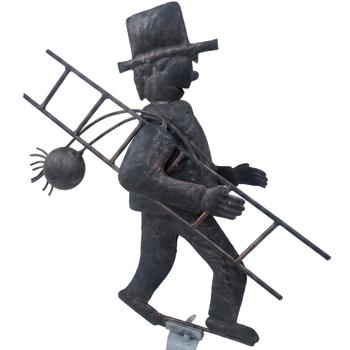 Preview: Figurine de gouttière et de clôture ramoneur au look cuivre élégant – déco en métal amusante pour gouttière & clôture, incl. support de serrage robuste, 25x9x40 cm