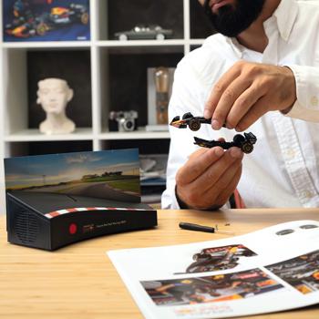 Preview: Oracle Red Bull Racing Adventskalender: Ideal für Motorsport-Fans, inkl. Begleitbuch - Rennauto-RB21-Modellbausatz 1:43 mit Soundmodul
