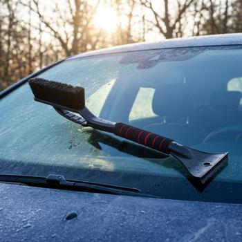 Effektiver Auto Eiskratzer mit Besen für Wintersport & Auto – Handlicher Schneebesen mit Softgriff & 10 cm Schaber für Scheiben & Lack