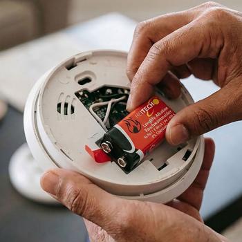 Preview: Alkaline Longlife Batterien 9V E-Block 6LR61, 2er-Pack, Blockbatterie für Rauchwarnmelder, Betriebstemperatur -10 bis +50 °C