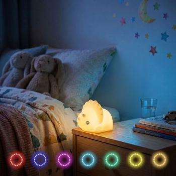 Preview: Veilleuse Tricératops en silicone, veilleuse LED enfant en forme de dino rechargeable, blanc chaud & changement de couleur RGB, minuterie 3 h, commande par tapotement, USB-C