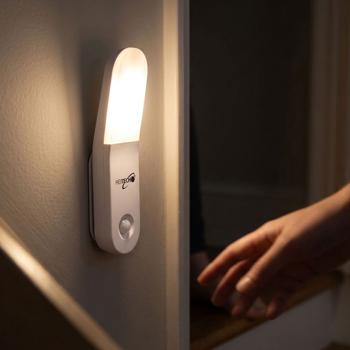 Preview: LED Orientierungslicht mit Bewegungsmelder, Akku Nachtlicht warmweiss mit Magnet und Klebepad, USB-C aufladbar, Sensorlicht für Flur, Treppe
