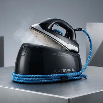 Fer à vapeur Force Titanium avec centrale vapeur 2400 W, 5 bar, 120 g/min de vapeur, vapeur verticale, anti-goutte, anti-calcaire et auto-nettoyage